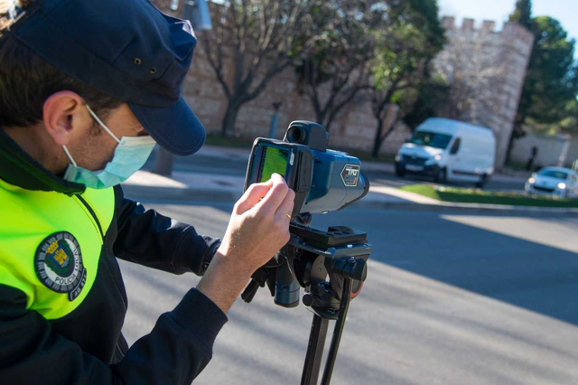 Agente manipulando el radar TruCAM II